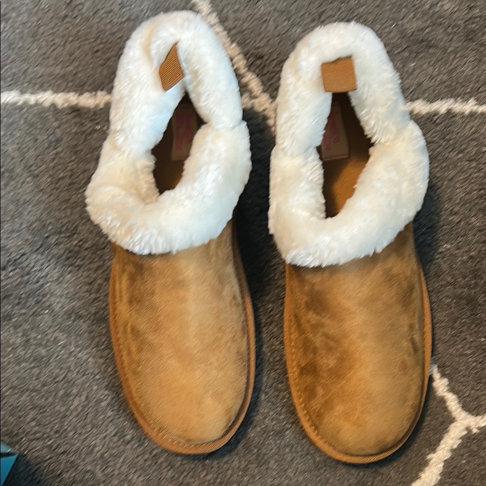 NWOT Cozy Tan Fur-Lined Women's Slippers